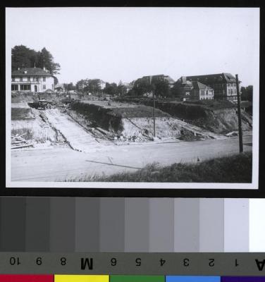Chantier de l'hôpital Nestlé avec , à l'arrière plan à droite, la maternité.