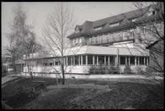 Pavillon des prématurés: vue extérieure des façades sud et est. Au fond, la maternité.