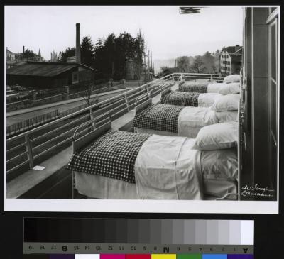 Hôpital Nestlé: lits sur le balcon des chambres.