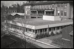 Pavillon des prématurés: vue extérieure des façades sud et est. Au fond, la maternité.
