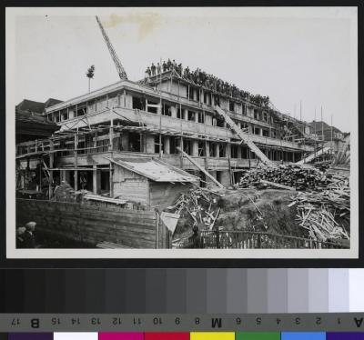 Hôpital Sandoz: façades sud et ouest lors de la construction.
