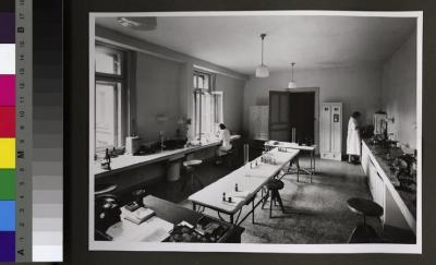 Laboratoire cantonal d'analyses au Laboratoire de l'Institut d'hygiène et de bactériologie, actuel Institut de microbiologie.