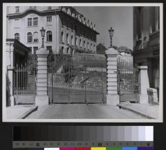 Institut de microbiologie et bactériologie: façades sud et ouest vues depuis le portail de l'hôpital cantonal.