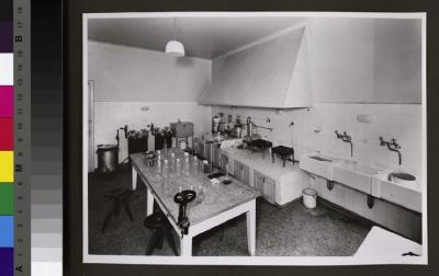 Laboratoire pour la préparation des milieux de cultures du Laboratoire de l'Institut d'hygiène et de bactériologie, actuel Institut de microbiologie.