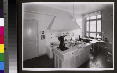 Laboratoire du professeur à l'Institut d'hygiène et de bactériologie, actuel Institut de microbiologie.