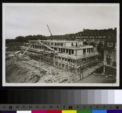 Hôpital Sandoz: façades sud et est lors de la construction. A l'arrière de gauche à droite, la maternité et la clinique infantile.