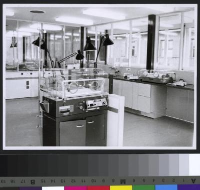 Pavillon des prématurés: salle des couveuses.