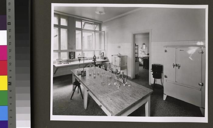 Laboratoire pour la préparation des milieux de culture du Laboratoire de l'Institut d'hygiène et de bactériologie, actuel Institut de microbiologie.