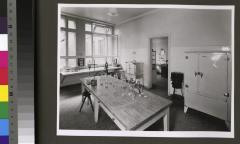 Laboratoire pour la préparation des milieux de culture du Laboratoire de l'Institut d'hygiène et de bactériologie, actuel Institut de microbiologie.