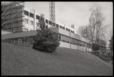 Pavillon des prématurés: vue extérieure des façades ouest et sud. A l'arrière, le bâtiment de la gynécologie-obstérique.