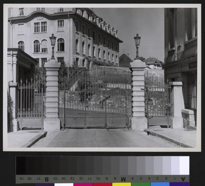 Institut de microbiologie et bactériologie: façades sud et ouest vues depuis le portail de l'hôpital cantonal.