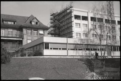Pavillon des prématurés: vue extérieure des façades ouest et sud. A l'arrière à gauche, une partie de la clinique infantile et, à droite, le bâtiment de la gynécologie-obstérique.