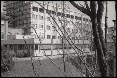 Pavillon des prématurés: vue extérieure des façades ouest et sud. A l'extrême gauche, une partie de la clinique infantile et, à droite, le bâtiment de la gynécologie-obstérique.