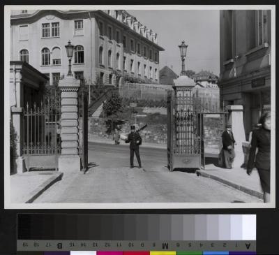 Institut de microbiologie et bactériologie: façades sud et ouest vues depuis le portail de l'hôpital cantonal.