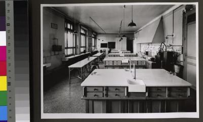 Salle des travaux pratiques du Laboratoire de l'Institut d'hygiène et de bactériologie, actuel Institut de microbiologie.