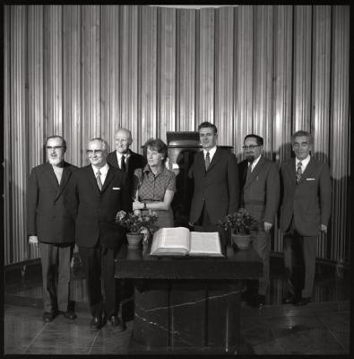 Chapelle de l'hôpital cantonal attenante à l'institut d'anatomie pathologique: intérieur, portrait des pasteurs devant l'autel.