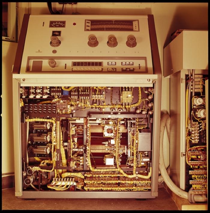 Appareil de radiologie: appareil d'angiographie: poste de commande.