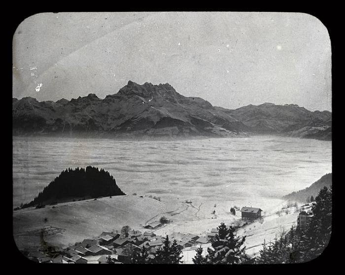 Vue de Leysin sous la neige et au-dessus du brouillard.