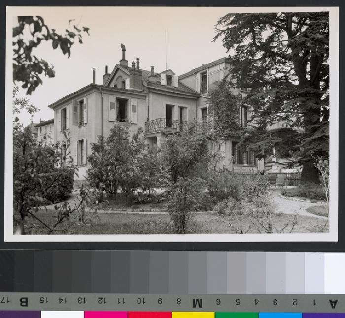 Immeuble Mont-Paisible n°20 qui servit pour le logement du personnel du CHUV, comme bâtiment administratif et qui abrite, actuellement, la garderie du CHUV.
