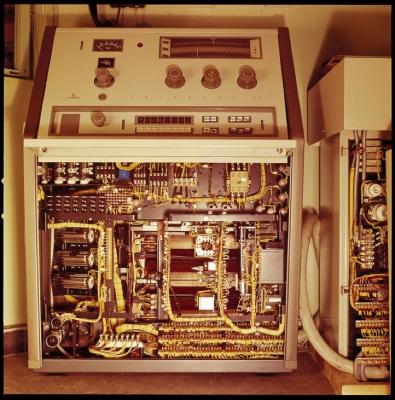 Appareil de radiologie: appareil d'angiographie: poste de commande.