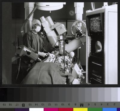 CHUV: service de radiodiagnostic, salle d'opération. Angiocardiographie (cathétérisme cardiaque gauche, coronographie et ventriculographie gauche pratiqué dans un cas de cardiopathie ischémique (soit angine de poitrine). cet examen est réalisé à l'aide…