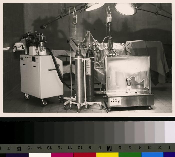 appareil respiratoire: A gauche, un appareil respiratoire Engström et, à droite, une machine coeur-poumon, dans la salle d'opération de l'hôpital cantonal.