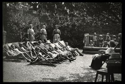 Des enfants en cure d'air et de soleil dans le cadre de la lutte contre la tuberculose. Certains sont couchés sur des chaises longues.