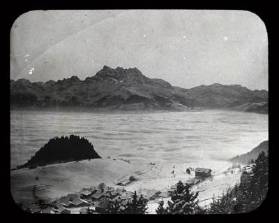 Vue de Leysin sous la neige et au-dessus du brouillard.