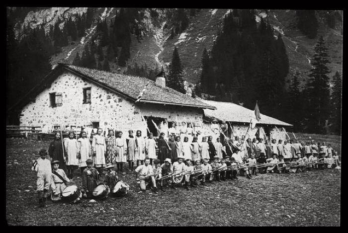 Santé publique: lutte contre la tuberculose (LVT), colonie de vacances à Solalex (Gryon).