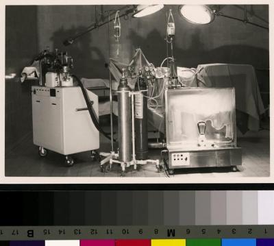 appareil respiratoire: A gauche, un appareil respiratoire Engström et, à droite, une machine coeur-poumon, dans la salle d'opération de l'hôpital cantonal.