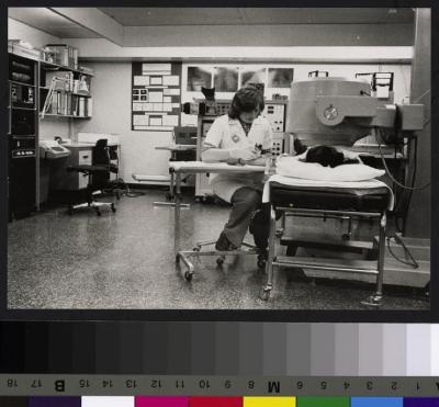Injection de radio isotopes dans le cadre d'un examen de médecine nucléaire (gamma-caméra).