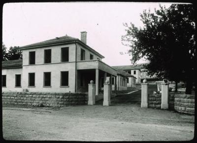 Vue générale sur les pavillons d'isolement de l'hôpital cantonal.