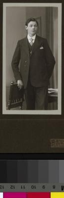 Portrait de Florian Gottardi, après une intervention chirurgicale (oesophago-jéjuno-gastrostomose) réalisée par le Prof. César Roux en 1906.