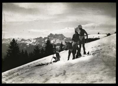 Enfants en culotte jouant dans la neige.