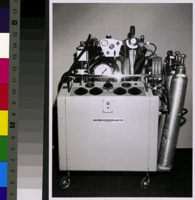 Appareil respiratoire: respirateur Engström, modèle 200. (Les deux bombonnes de gaz indiquent que ce modèle a été utilisé en anesthésie).
