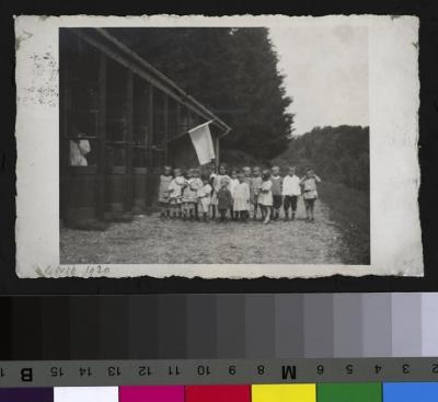 Pensionnaires de l'institution 'Le Nid' posant sur un chemin.