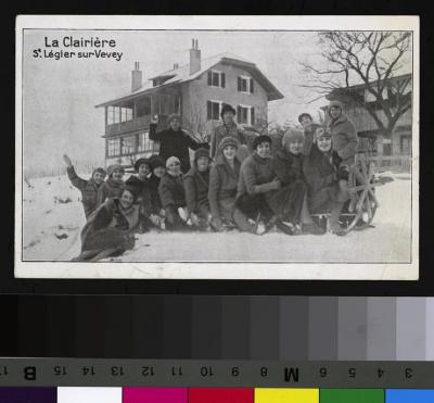 La Clairière, préventorium pour jeunes filles: les pensionnaires posant en hiver.