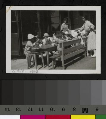 Le Nid: les pensionnaires mangeant sur la terrasse.