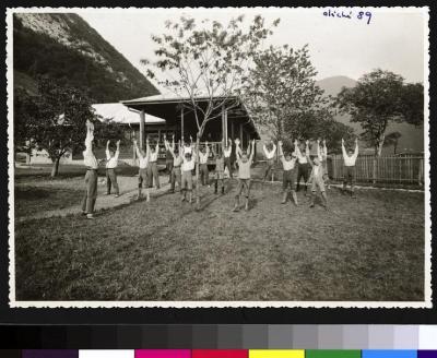 Groupe d'enfants et d'adolescents faisant des exercices de gymnastique en plein air et suivant la classe à l'intérieur.