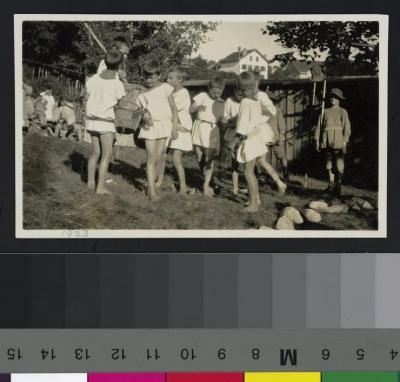 Pensionnaires de La Nichée de Fenil sur Vevey lors d'un spectacle dans le jardin .