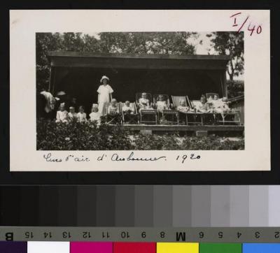 Aubonne: enfants faisant une cure d'air.