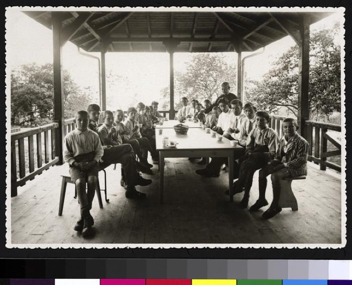 Groupe d'enfants et d'adolescents sur une terrasse couverte 