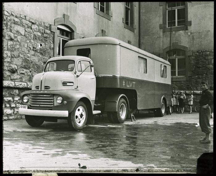 LVT: camion de la Ligue Vaudoise contre la Tuberculose.