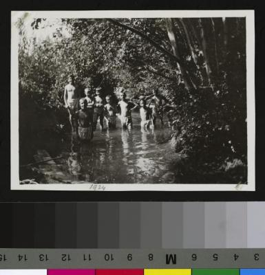 Pensionnaires de La Nichée à Fenil sur Vevey lors d'une baignade.