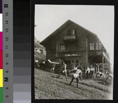Vue sur la colonie de travail de L'Abeille avec les pensionnaires se livrant à diverses activités.