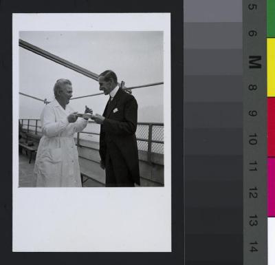 Inauguration de la Nichée: Officiels et responsables partageant l'apéritif.