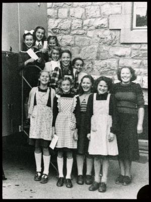 Portrait collectif de jeunes filles dans le cadre de la LVT.