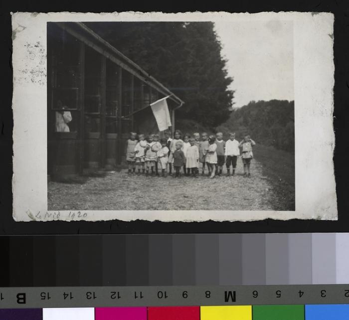 Pensionnaires de l'institution 'Le Nid' posant sur un chemin.