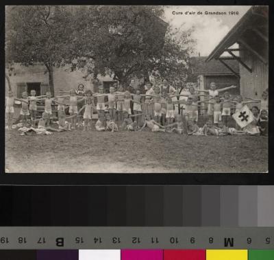 Les participants à la cure d'air de Grandson posant en faisant de la gymnastique.