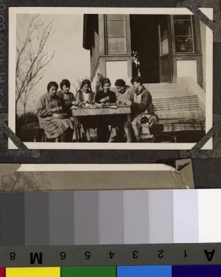 La Clairière, préventorium pour jeunes filles: pensionnaires épluchant des légumes au soleil.